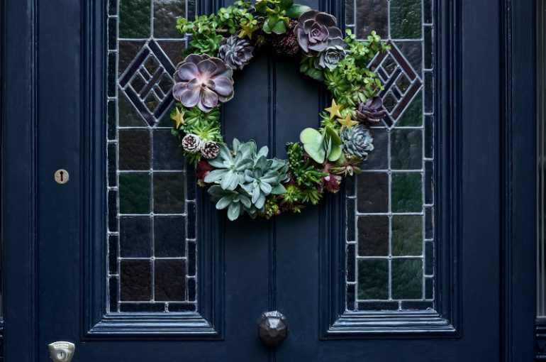 Dobbies-succulent-wreath-front-door